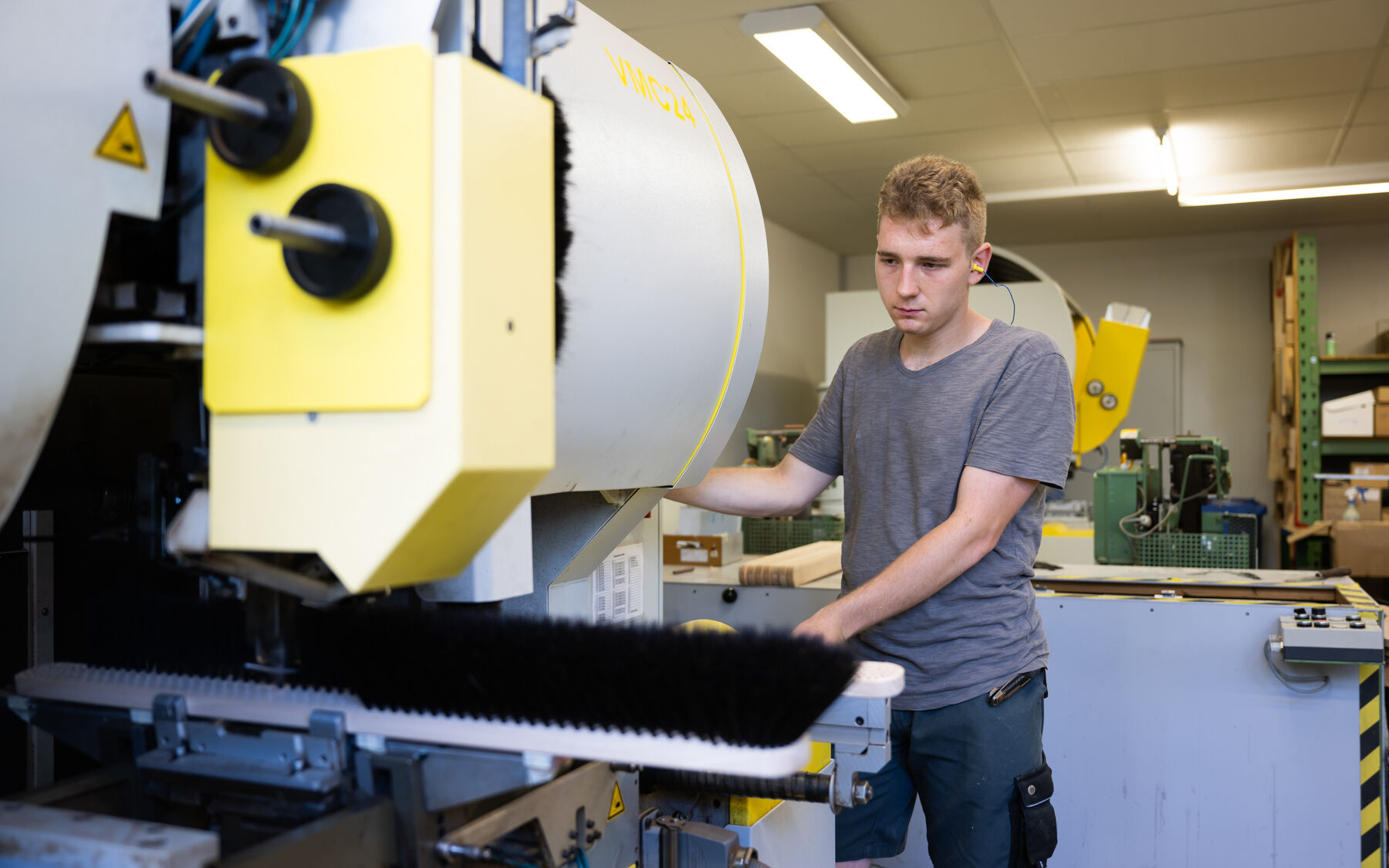 Bürstenfabrikation Besenfabrik maschinell